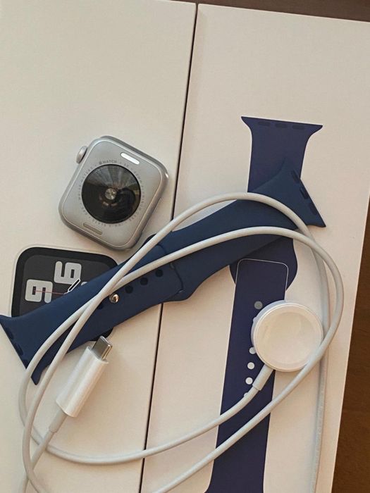 Продаю Apple Watch SE 2