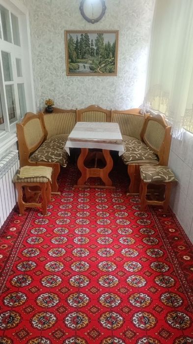 Срочно Кухонный уголок, дерево 100 %, качество отличное.  2 табуретки.