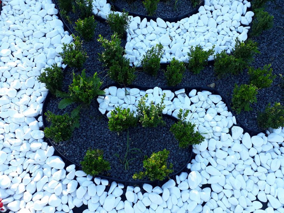 Галька белая для клумбы