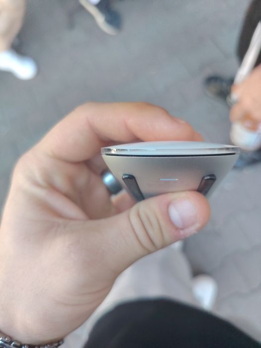 Vând maus apple puțin spart perfect funcțional
