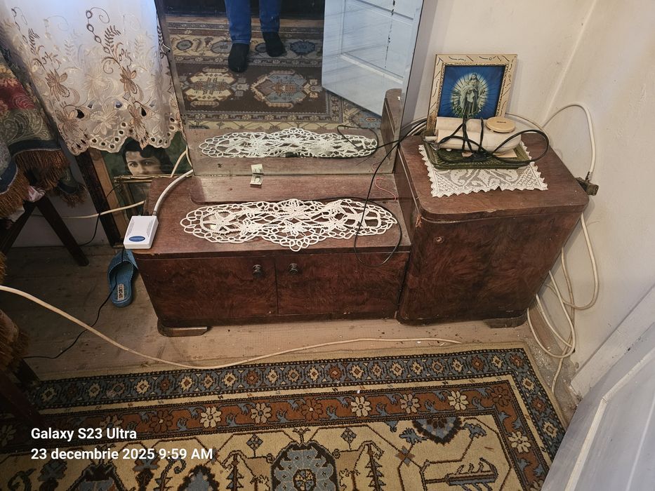Mobilier foarte vechi