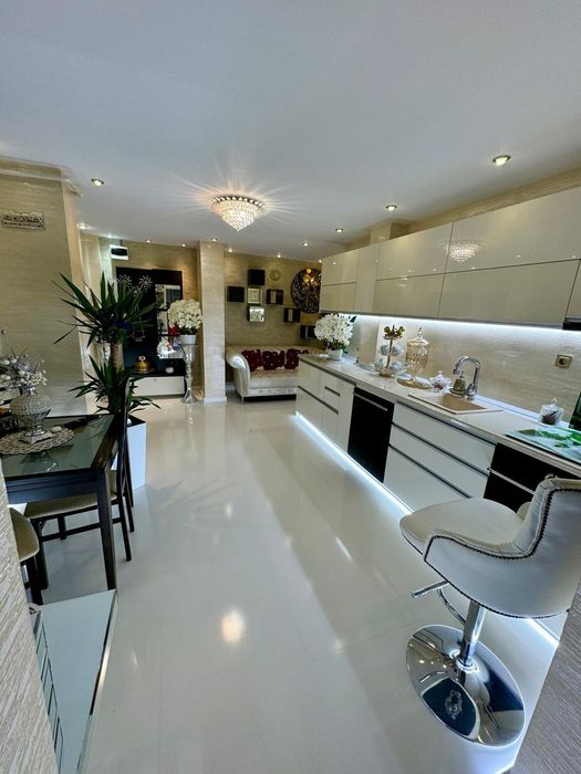Apartament cu 3 camere+garaj auto