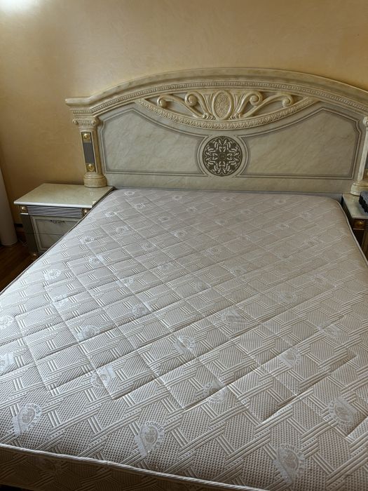 Dormitor de lux în stil clasic-pat,2 noptiere,comodă,oglindă,saltea