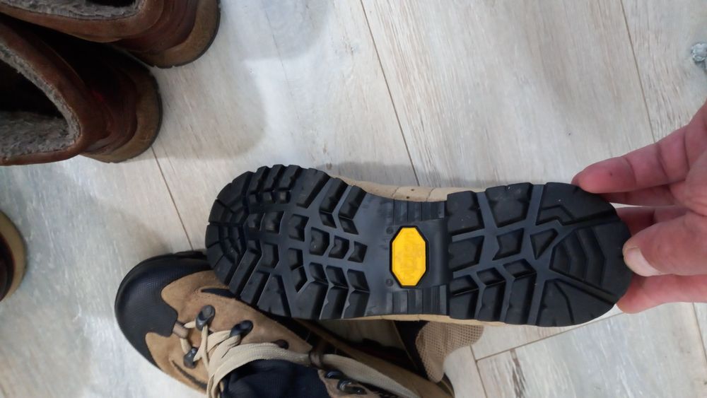 Обувки номер 41/42 цената е за всичките обувки 120лв.