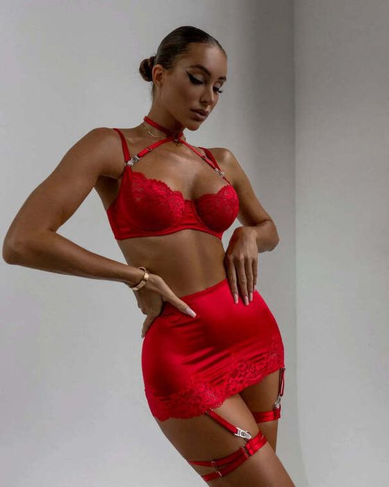 Комплект дамско бельо от сатен с пола и жартиери