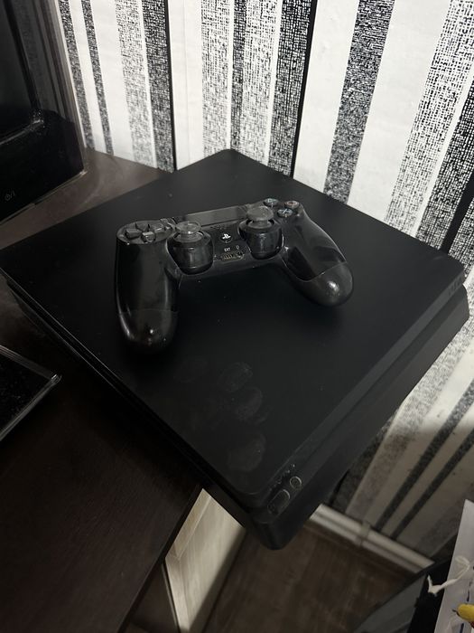 Playstation 4 с два джойстика и игри