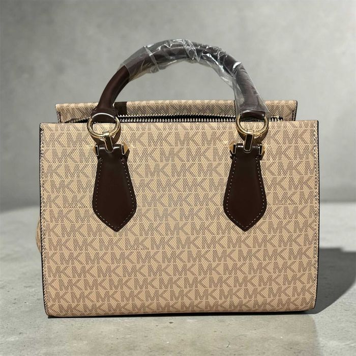 Geantă Michael Kors elegantă – model monogram