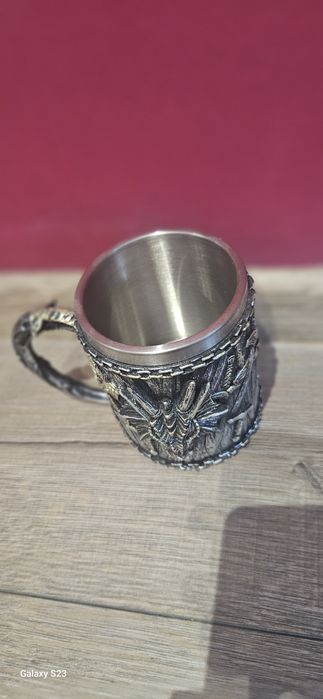 Готическа чаша с дракон и мечове