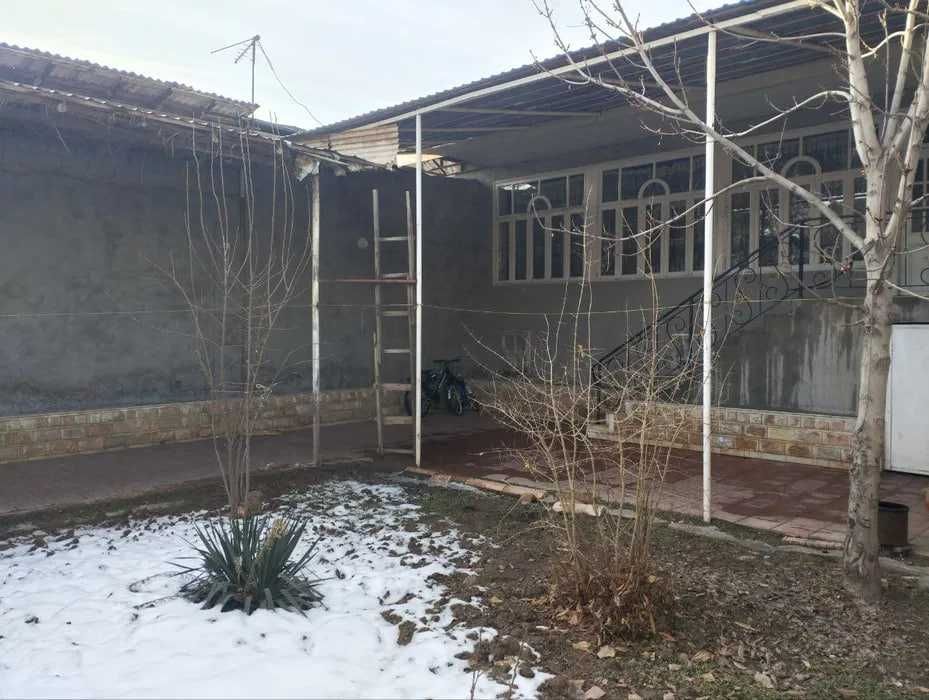 Улугбек шахарчасида 3 хонали 2.5 сотикли  Ховли сотилади  М.Улугбек рн