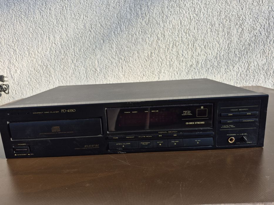Vând compact disc pleyer marca Pioneer model PD-4550,made in  Singapor