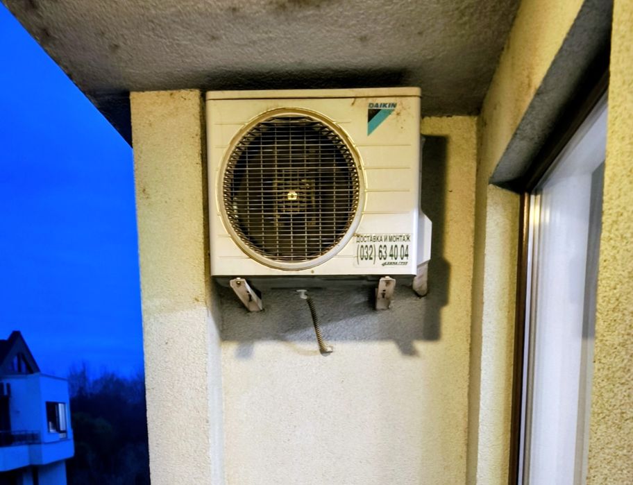 Продавам инверторен климатик Daikin 12-ка