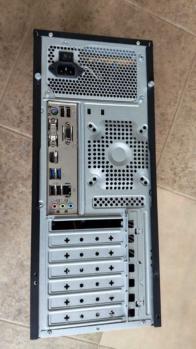 Продавам настолен компютър