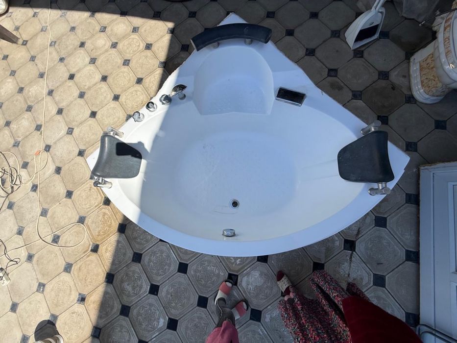 Ванна джакузи и унитаз.