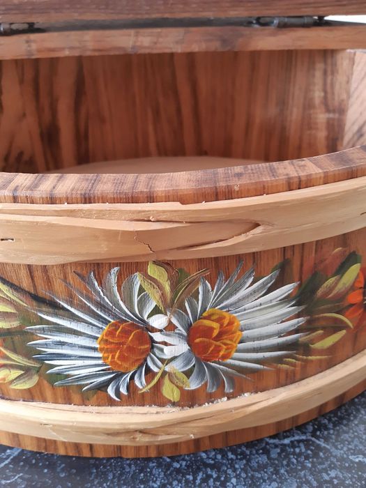 Cutie lemn ovala, pictata manual, cu capac ptr depozitare cosmetice