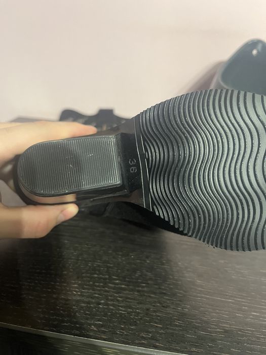 Черни ботуши