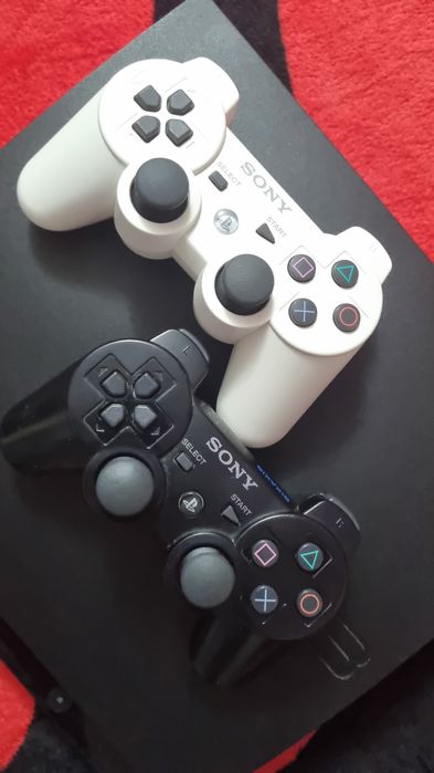 vând PS3 slim 256 și după controllere