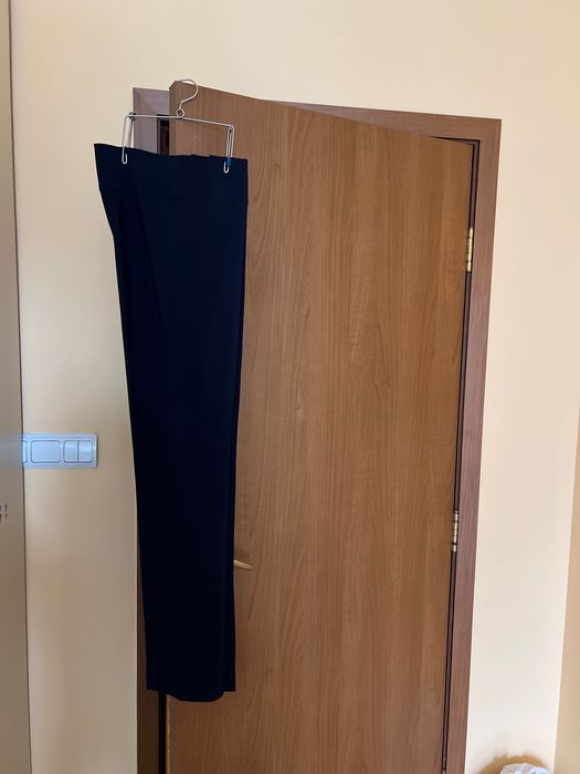 Тъмносин прав панталон на модна къща Скарлет