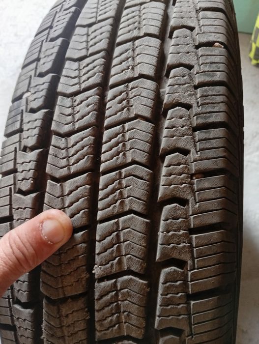 Vind două cauciucuri 195 /75 R 16 ceuri