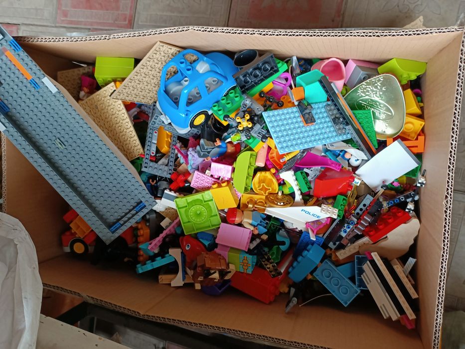 Продам большую коробку лега