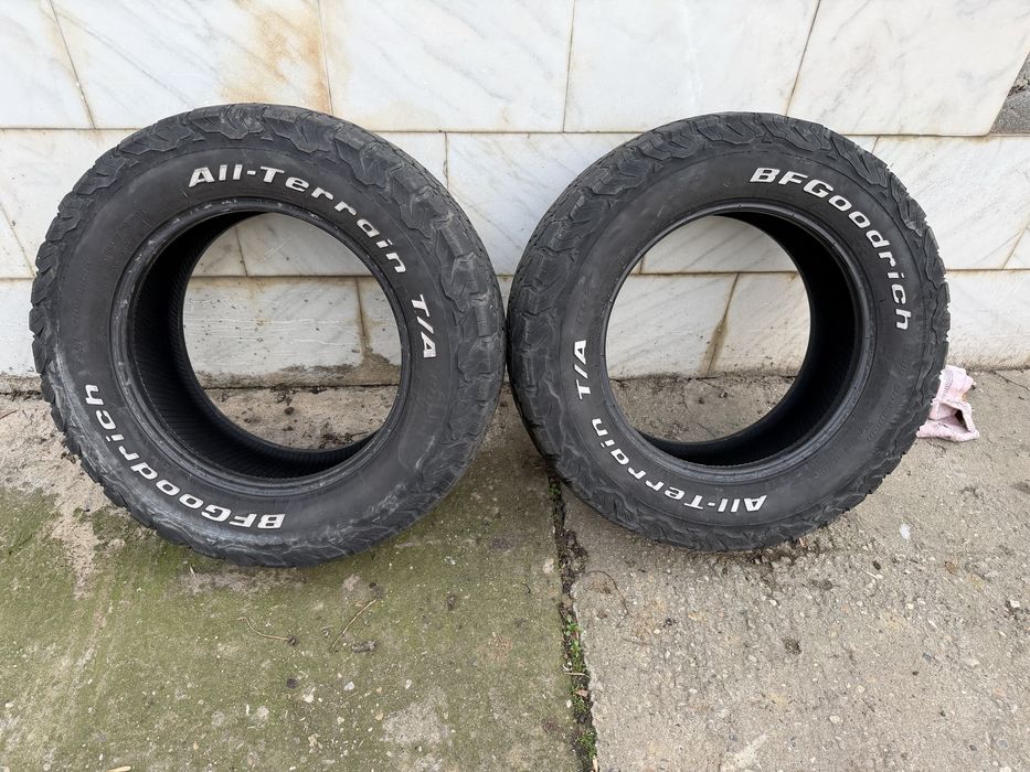 2 anvelope All-Terrain 255/65/17 de iarna, aproximativ 5 mm profil