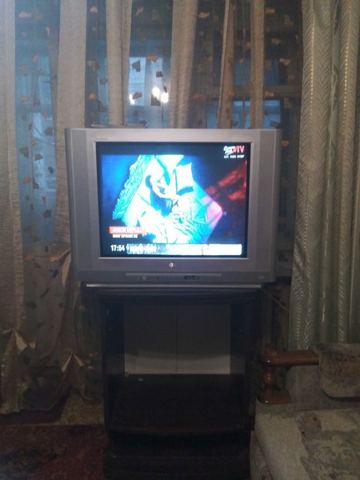 Телевизор  LG большой