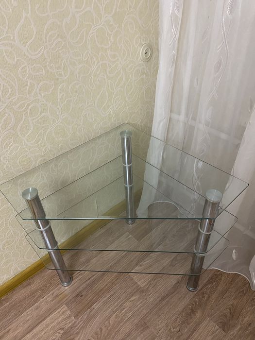 Стеклянный стол в идеальном состоянии