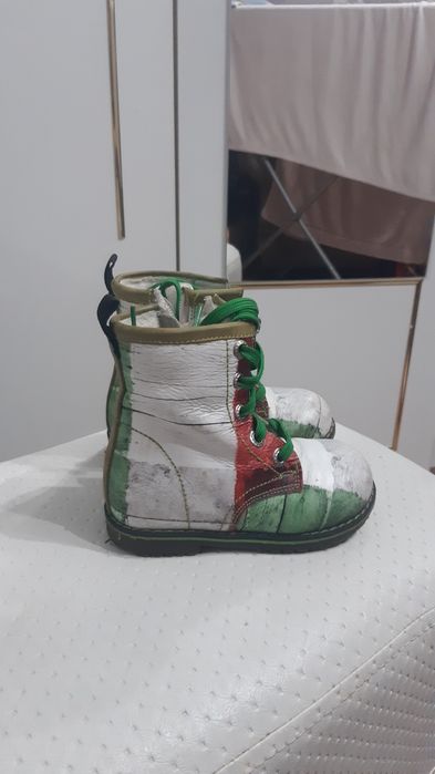 Продам ботинки для девочки демисезонные