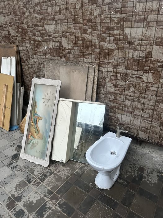 Ванна, часы, биде, шкафчик с зеркалом и окно