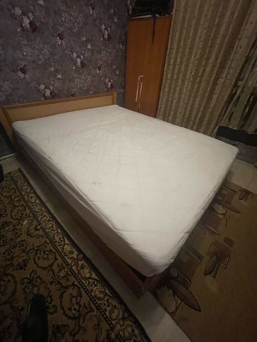Продам кровать 2×1,60 м с матрасом