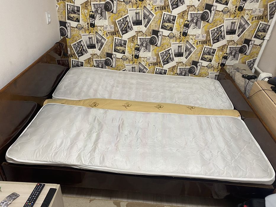 Кровать с двумя матрацами