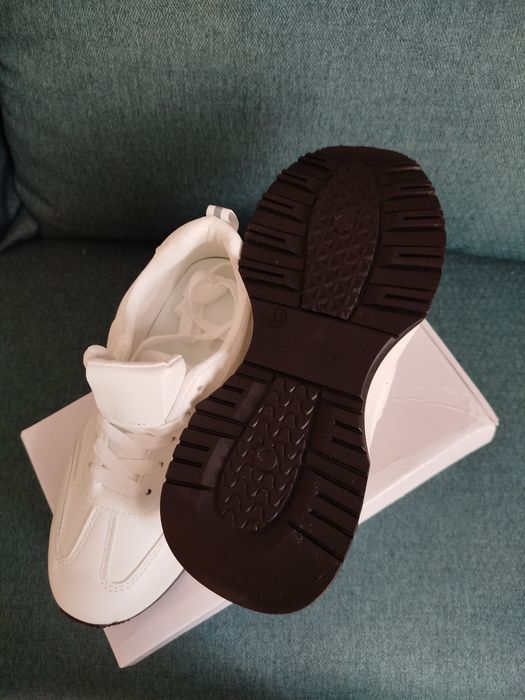 Продам кроссовки