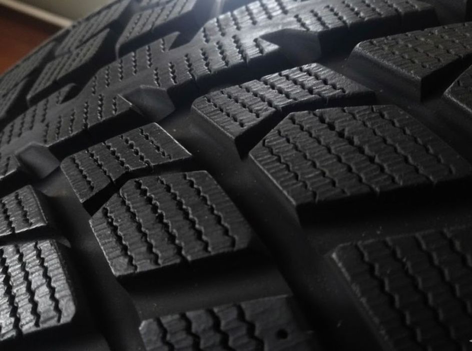 Шины  R22 зимние комплект 4 штуки