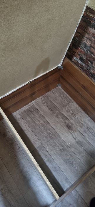 Кровать-сундук коричневого цвета.