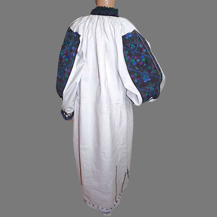 Ie traditionala veche din Padureni masura S-M