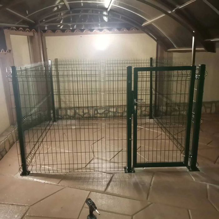 Ограда. Метални оградни пана и колове.Врати. Мрежа с декорация.Портали