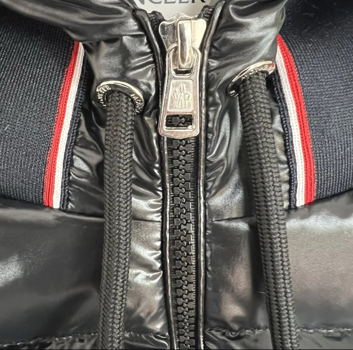 Куртка Moncler.