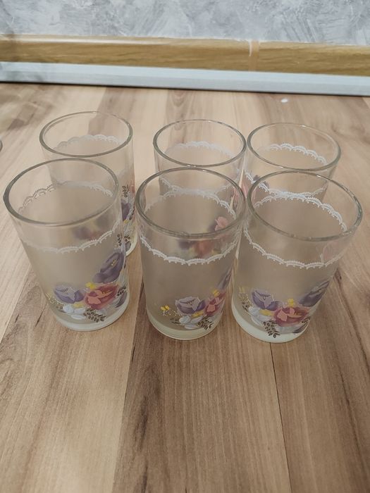 Б у стаканы и чашки с блюдцами