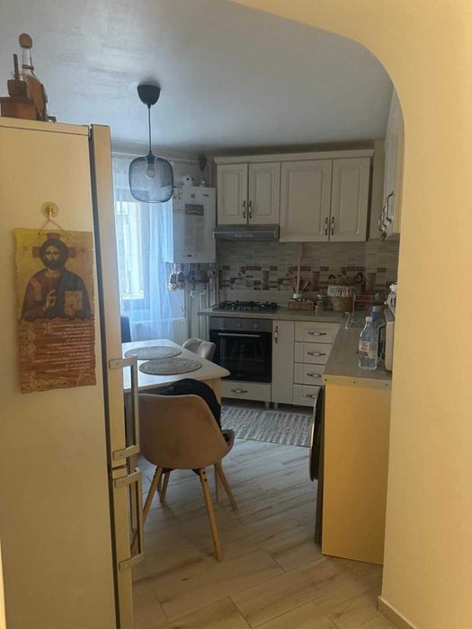 Inchiriez apartament cu doua camere decomandat in grui,langa biserica Fanurie etaj 1,bine intretinut.De preferat firma sau persoane publice serioase