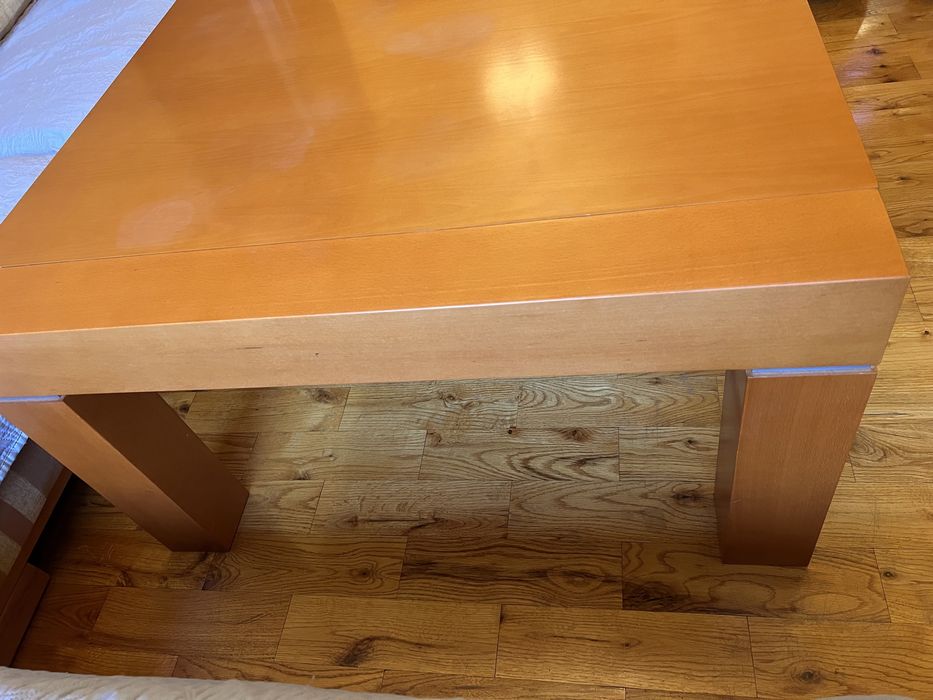 Масивна дървена маса