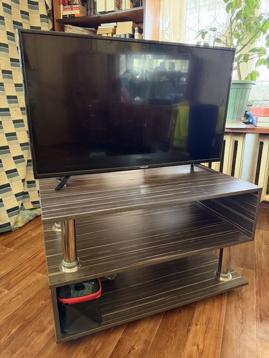 Телевизор и полка