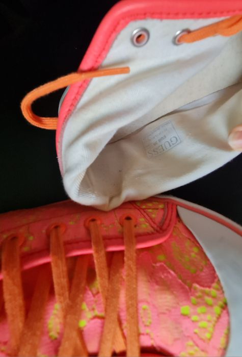 Цветни кецове на Guess