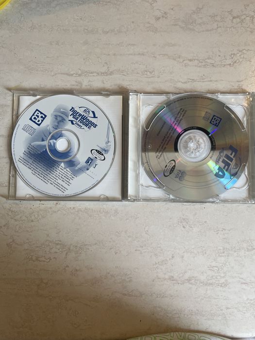 Pc Cd-ROM комплект с две игри-fifa 2001,Tiger woods PGA tour 2001