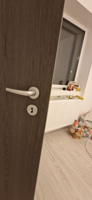 Usa de baie cu toc gri, noua