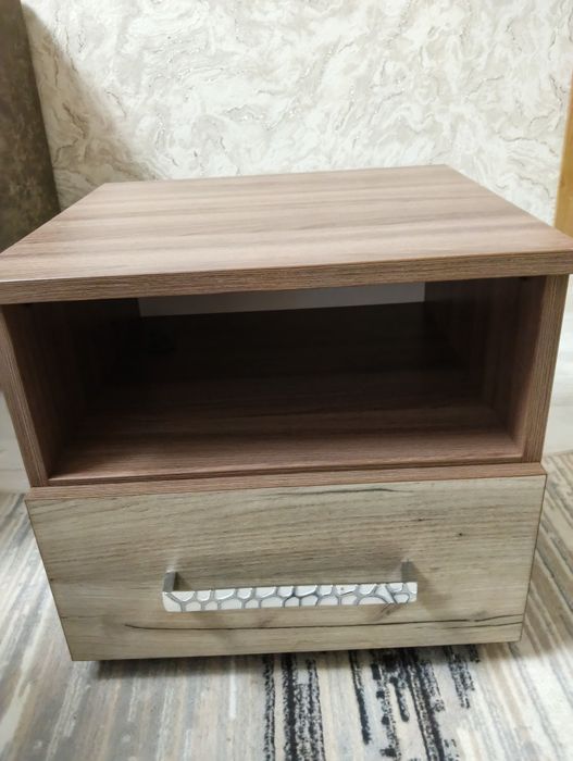 Продам 2 прикроватные тумбочки