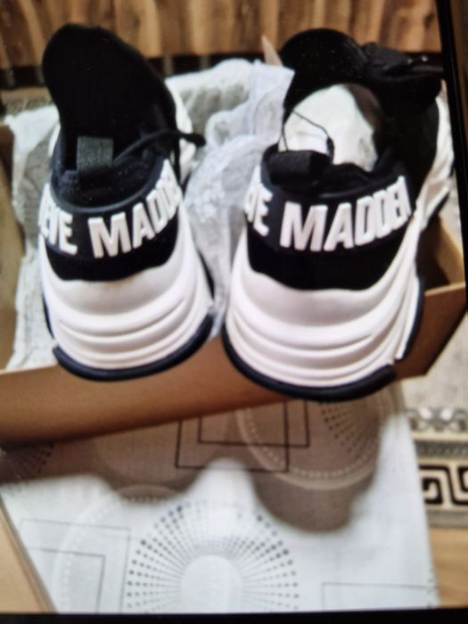 Adidadi dama Stan Smith si Steve Maden