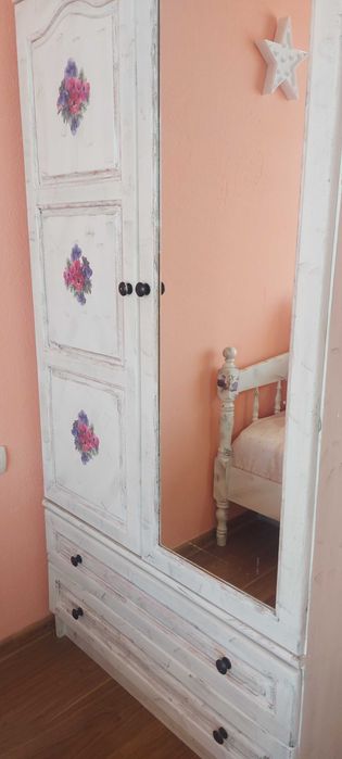 Обзавеждане в бяло и лилаво