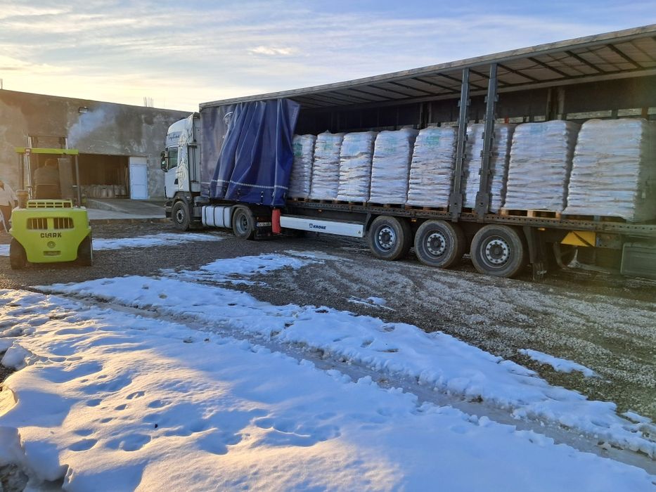 Vând peleți și brichete