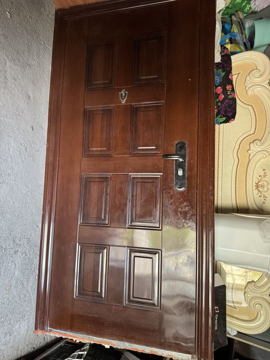 Продам дверь в среднем состояний