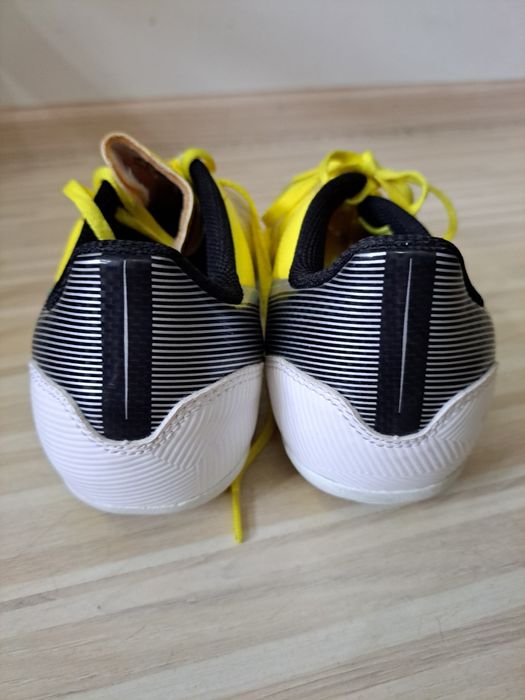 Нови футболни обувки Adidas.