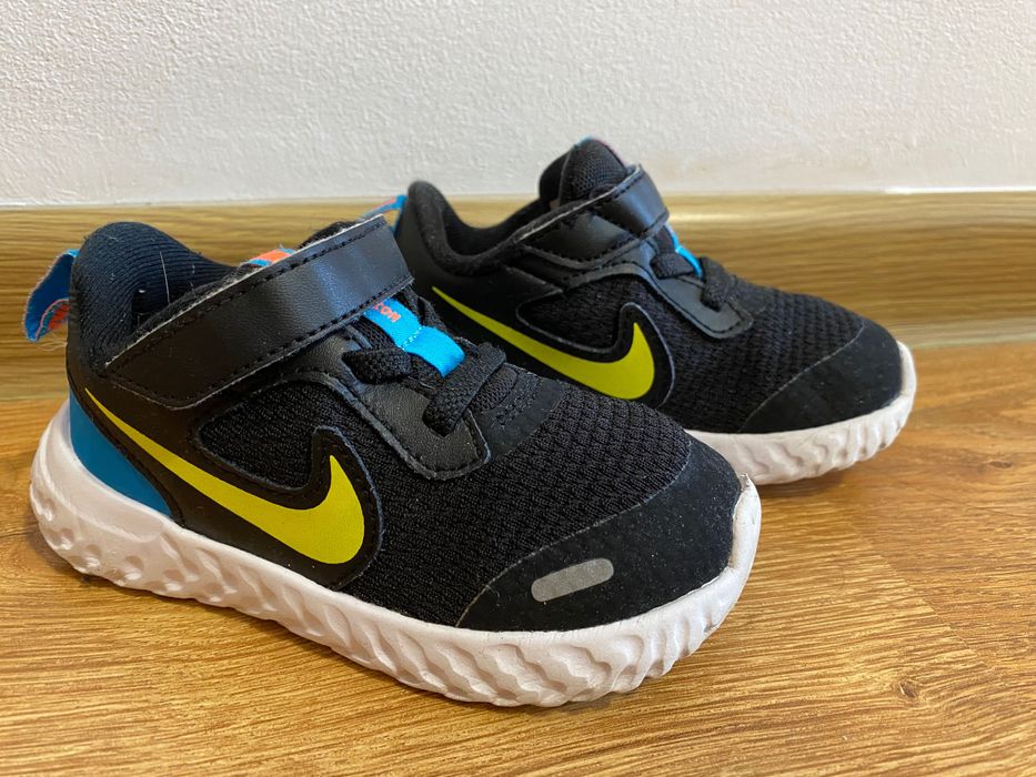 Маратонки Nike Revolution номер 23.5